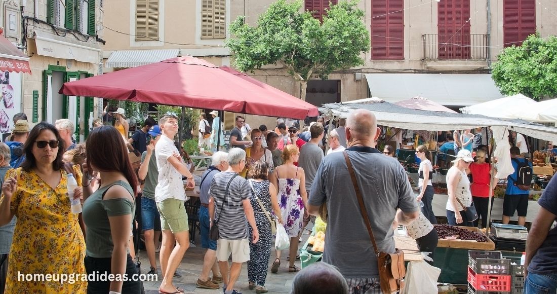 the atmosphere of market saint towns